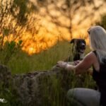 Karine et son chien UBY en séance photo au coucher de soleil - Photographe lien humain animal